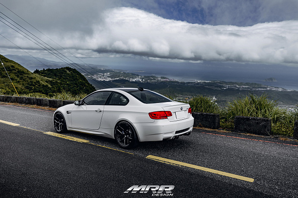 Фото дисков MRR NES SS-1.1 Черный глянец на BMW 3/M3 (E90)