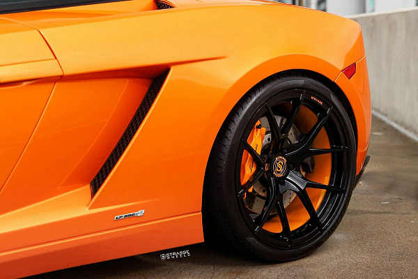 Фото дисков Strasse Wheels SM5R Deep Concave Monoblock Другой цвет на Lamborghini Gallardo