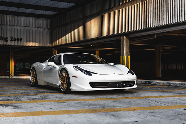 Фото дисков Brixton Forged HS1 Сатиновое золото на Ferrari 458