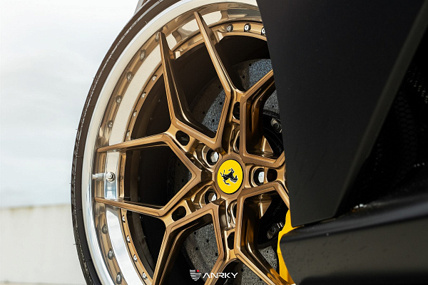 Фото дисков Anrky S3-X4 Глянцевое темное золото на Ferrari 812