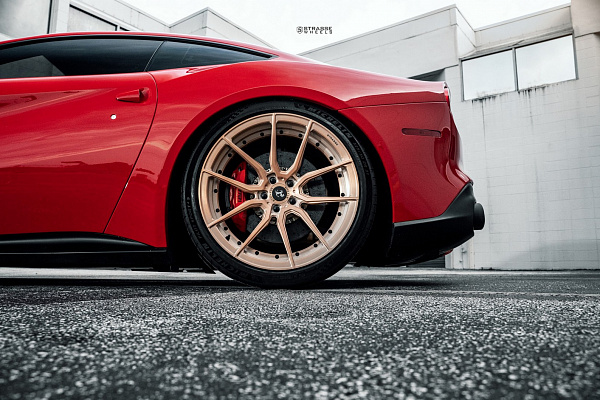 Фото дисков Strasse Wheels SV5 Deep Concave Duoblock Сатиновое золото на Ferrari 812