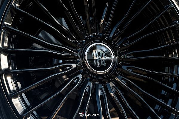 Фото дисков Anrky RF-230 Черный глянец на Rolls-Royce Cullinan