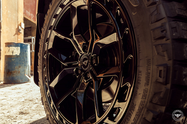 Фото дисков Vossen UV-X Черный глянец на Land Rover Defender II