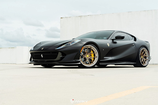 Фото дисков Anrky S3-X4 Глянцевое темное золото на Ferrari 812