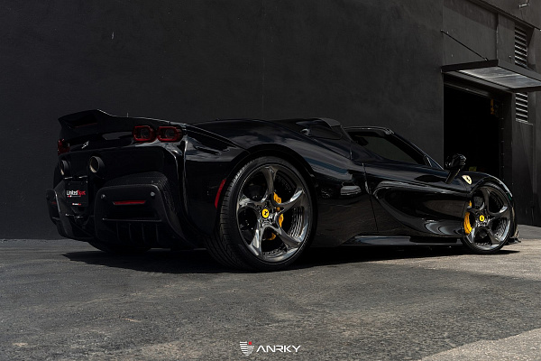 Фото дисков Anrky XR-205 Глянцевый темный лак на Ferrari SF90