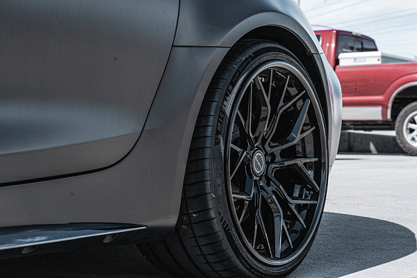 Фото дисков Brixton Forged PF10 Черный глянец на Mercedes-Benz AMG GT I