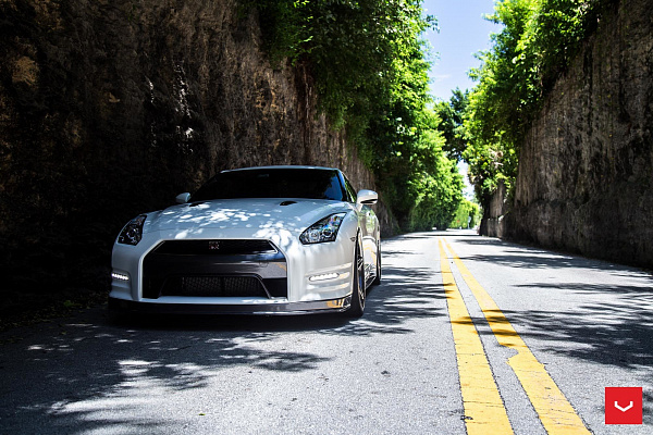 Фото дисков Vossen VFS-5 Глянцевый графит на Nissan GT-R