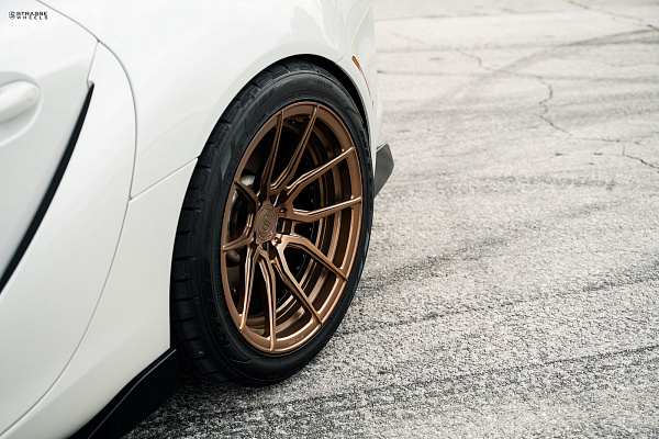 Фото дисков Strasse Wheels SV5 Deep Concave Duoblock Сатиновое темное золото на Toyota Supra A90