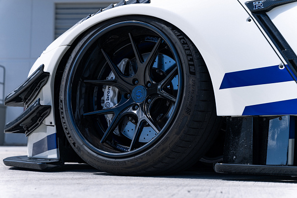 Фото дисков Strasse Wheels SM5R Deep Concave FS Черный глянец на Nissan GT-R