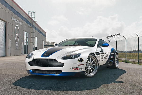 Фото дисков Strasse Wheels R10 Performance Глянцевый лак на Aston Martin Vantage 2