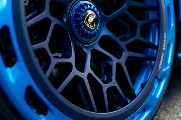 Фото дисков Brixton Forged FDE06 Aerotech Синий сатин на Lamborghini Huracan