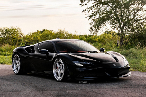 Фото дисков Strasse Wheels F5 Track Глянцевый лак на Ferrari SF90