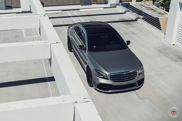 Фото дисков Vossen S17-04 Черный глянец на Mercedes-Benz S-Class (W222, C217)