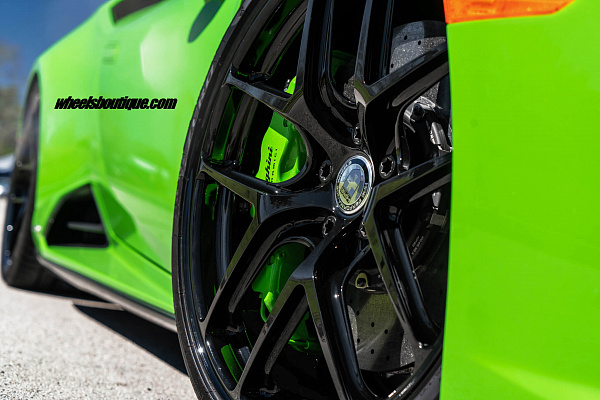 Фото дисков HRE R101 Lightweight Черный глянец на Lamborghini Huracan