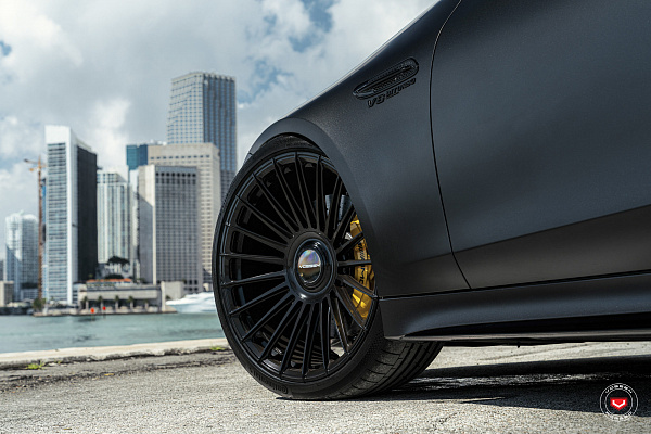 Фото дисков Vossen S17-13 Черный глянец на Mercedes-Benz AMG GT I