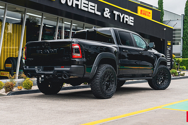 Фото дисков Vossen HFX-1 (6-Lug) Черный глянец на Ram 1500 V