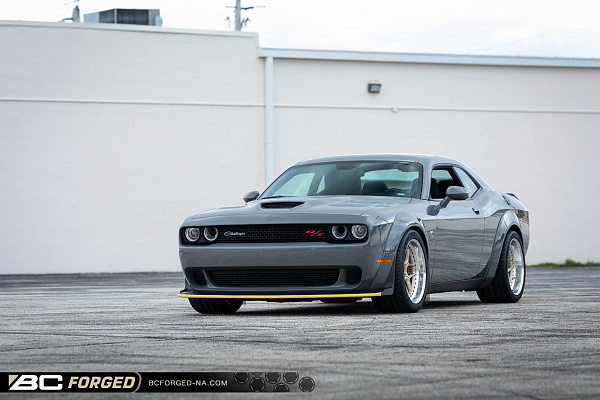 Фото дисков BC Forged LE53 // MLE53 Глянцевая шампань на Dodge Challenger III
