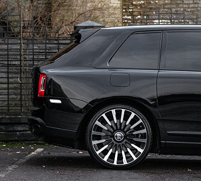 Фото дисков Kahn Type 61 на Rolls-Royce Cullinan