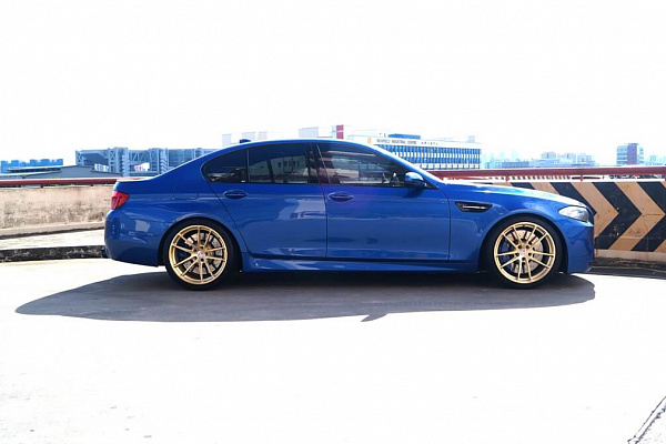 Фото дисков HRE P104 Глянцевое золото на BMW 5/M5 (F10)