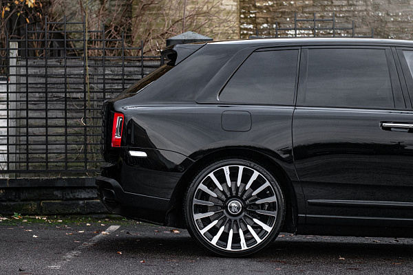 Фото дисков Kahn Type 61  на Rolls-Royce Cullinan