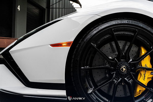 Фото дисков Anrky AN22 Черный глянец на Lamborghini Huracan
