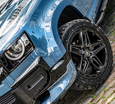 Фото дисков Kahn G06 на Land Rover Defender II