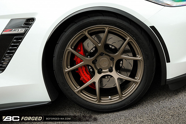 Фото дисков BC Forged RZ05 Сатиновая бронза на Chevrolet Corvette C7