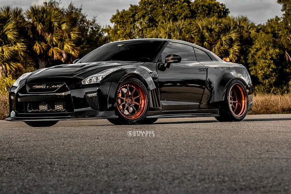 Фото дисков Strasse Wheels R10 Competition Другой цвет на Nissan GT-R