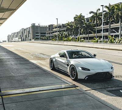Фото дисков Strasse Wheels SV1T Deep Concave FS на Aston Martin Vantage 2