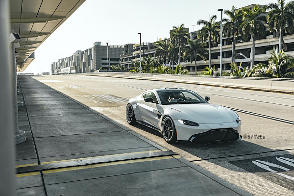 Фото дисков Strasse Wheels SV1T Deep Concave FS Другой цвет на Aston Martin Vantage 2