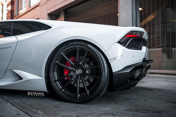 Фото дисков Strasse Wheels SV1 Deep Concave Monoblock Черный глянец на Lamborghini Huracan