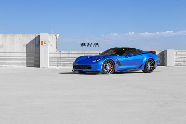 Фото дисков Strasse Wheels SM7 Deep Concave Сатиновый темный лак на Chevrolet Corvette C7