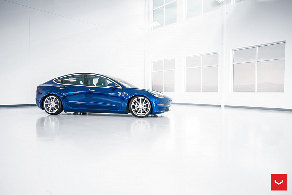 Фото дисков Vossen VFS-1 Серебро на Tesla Model 3