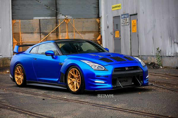 Фото дисков Strasse Wheels SM5R Deep Concave Monoblock Сатиновое золото на Nissan GT-R