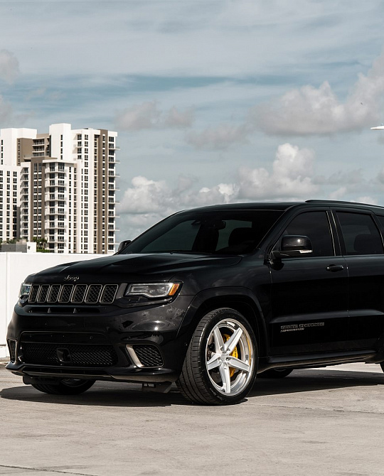 Фото дисков AN35 Сатиновый лак на Jeep Grand Cherokee IV