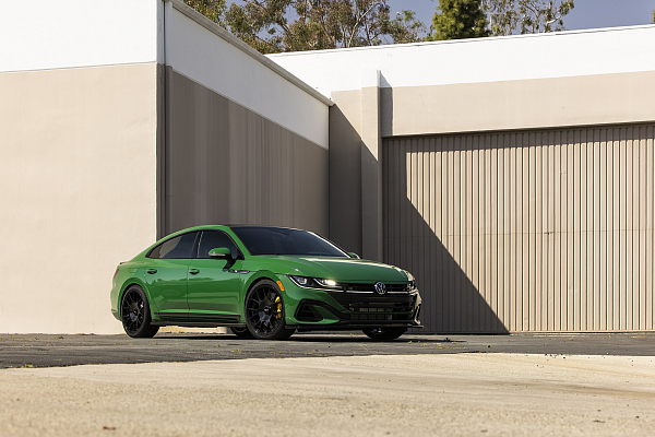 Фото дисков Rotiform TUF-R Черный глянец на Volkswagen Arteon