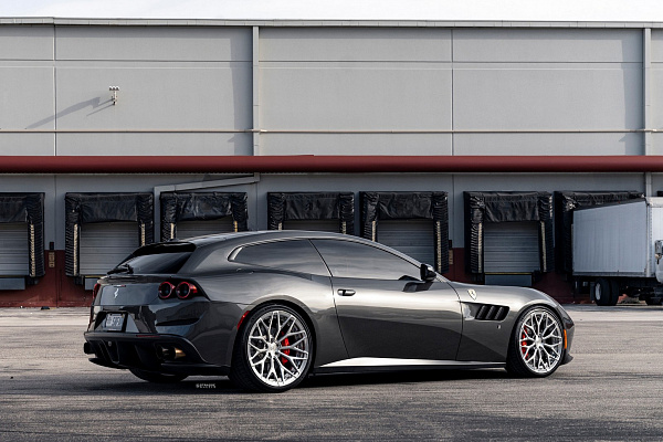 Фото дисков Strasse Wheels SV20M Deep Concave Duoblock Глянцевый лак на Ferrari GTC4Lusso
