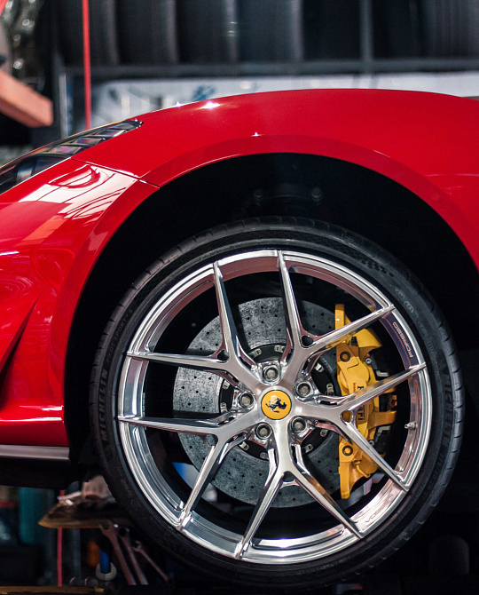 Фото дисков S21-01 Полированный лак на Ferrari 812