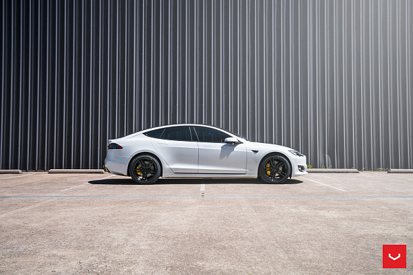 Фото дисков Vossen HF-1 Черный глянец на Tesla Model S