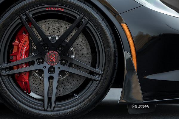 Фото дисков Strasse Wheels SP5R Deep Concave Monoblock Черный сатин на Chevrolet Corvette C7