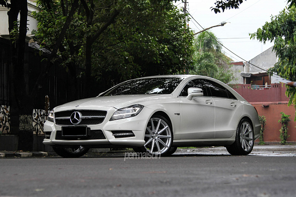 Фото дисков Vossen VFS-10 Серебро на Mercedes-Benz CLS (C218)