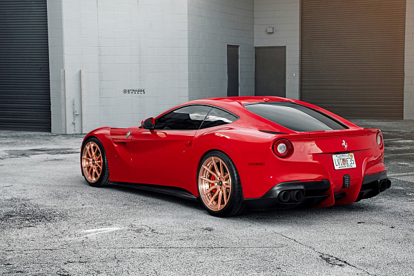 Фото дисков Strasse Wheels SV5 Deep Concave Duoblock Сатиновое золото на Ferrari 812