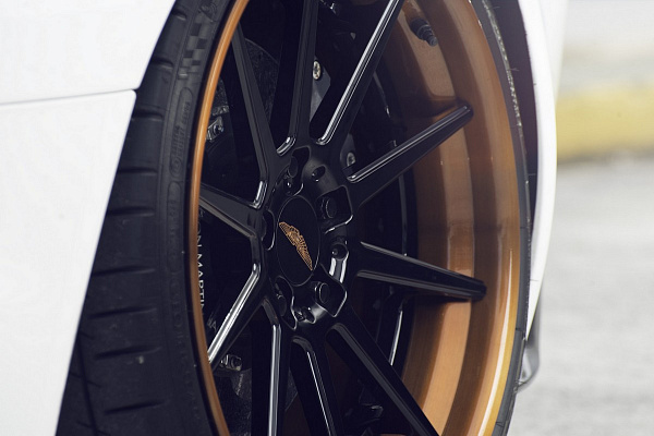 Фото дисков Strasse Wheels R10 Deep Concave FS Черный глянец на Aston Martin Vanquish 2