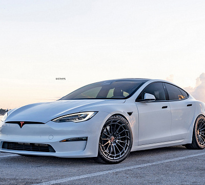 Фото дисков Strasse Wheels SV15FF Deep Concave Duoblock на Tesla Model S