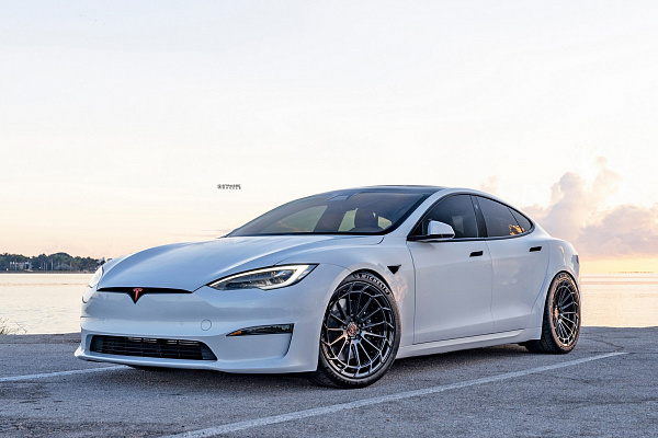 Фото дисков Strasse Wheels SV15FF Deep Concave Duoblock Черный глянец на Tesla Model S