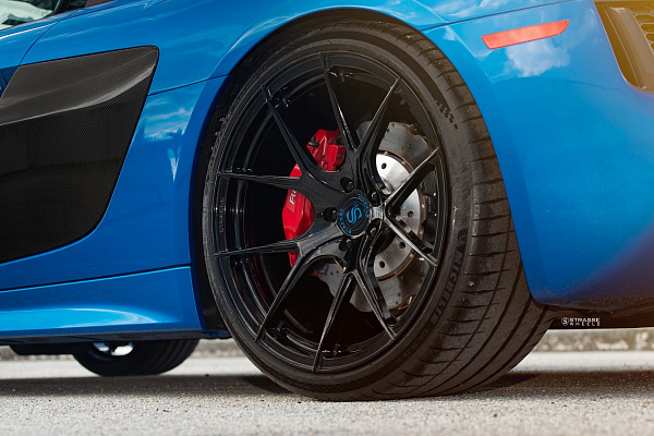 Фото дисков Strasse Wheels SM5R Deep Concave Monoblock Черный глянец на Audi R8 (4S)