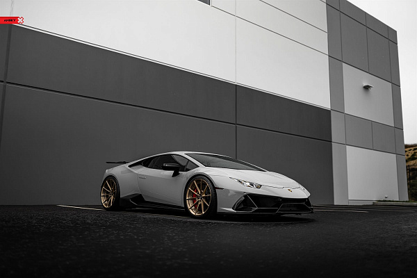 Фото дисков Anrky AN28 Глянцевое темное золото на Lamborghini Huracan