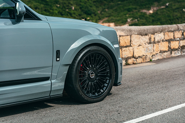 Фото дисков Brixton Forged LX01 Черный глянец на Rolls-Royce Cullinan