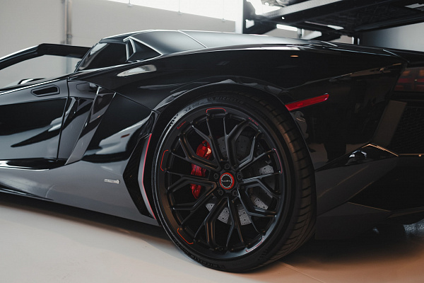 Фото дисков Brixton Forged PF10-RS Черный глянец на Lamborghini Aventador