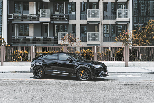 Фото дисков Brixton Forged PF7 Сатиновый темный лак на Lamborghini Urus
